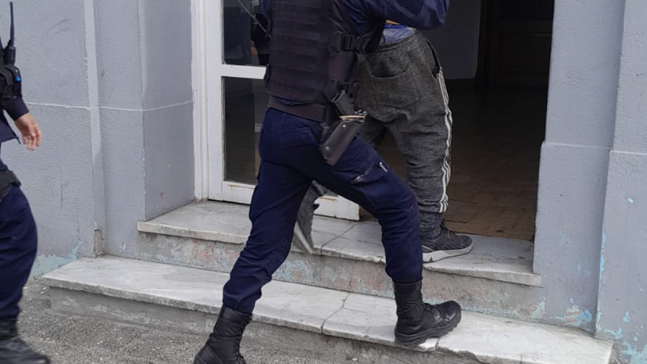 Lo atraparon borracho con un cuchillo en la mano y cosas robadas