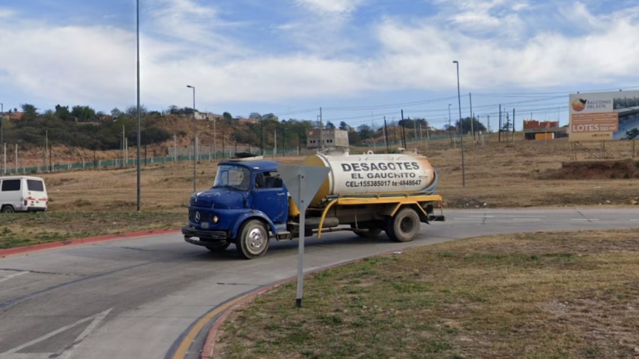 Tragedia en Córdoba: un adolescente se peleó con su novia, se tiró a la ruta y murió tras ser atropellado por un camión
