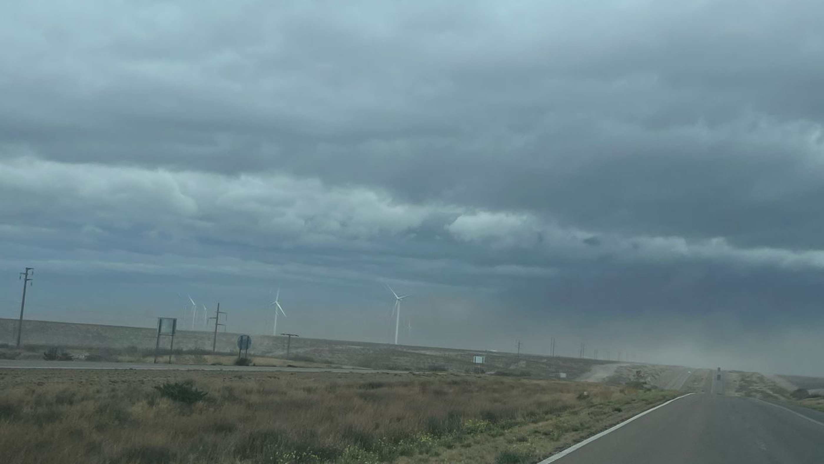 Precaución en la Ruta 3: Polvo y ceniza dificultan la visibilidad entre Puerto Madryn y Trelew