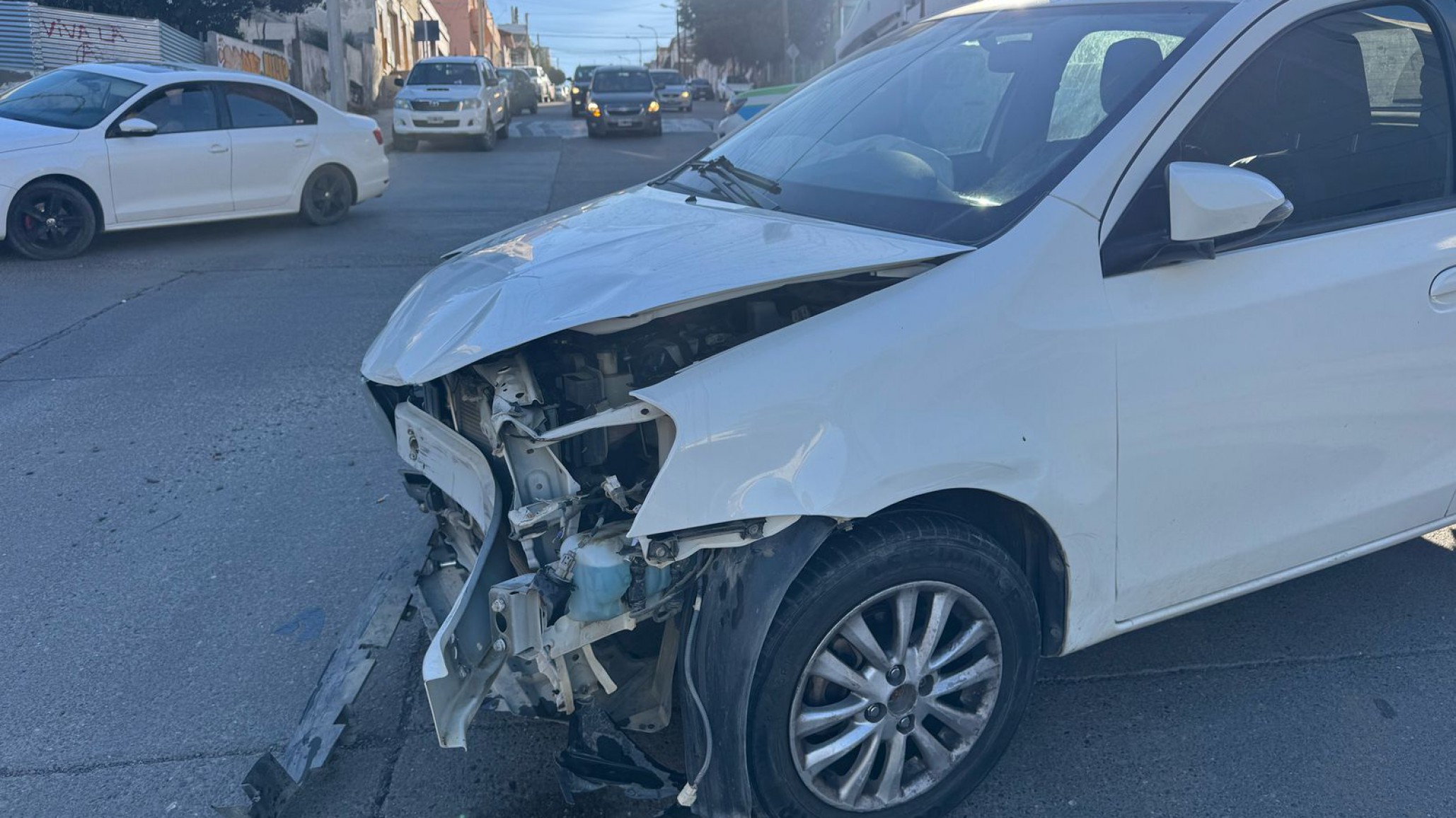 Robo de auto, persecución y colisión múltiple en el centro de Comodoro