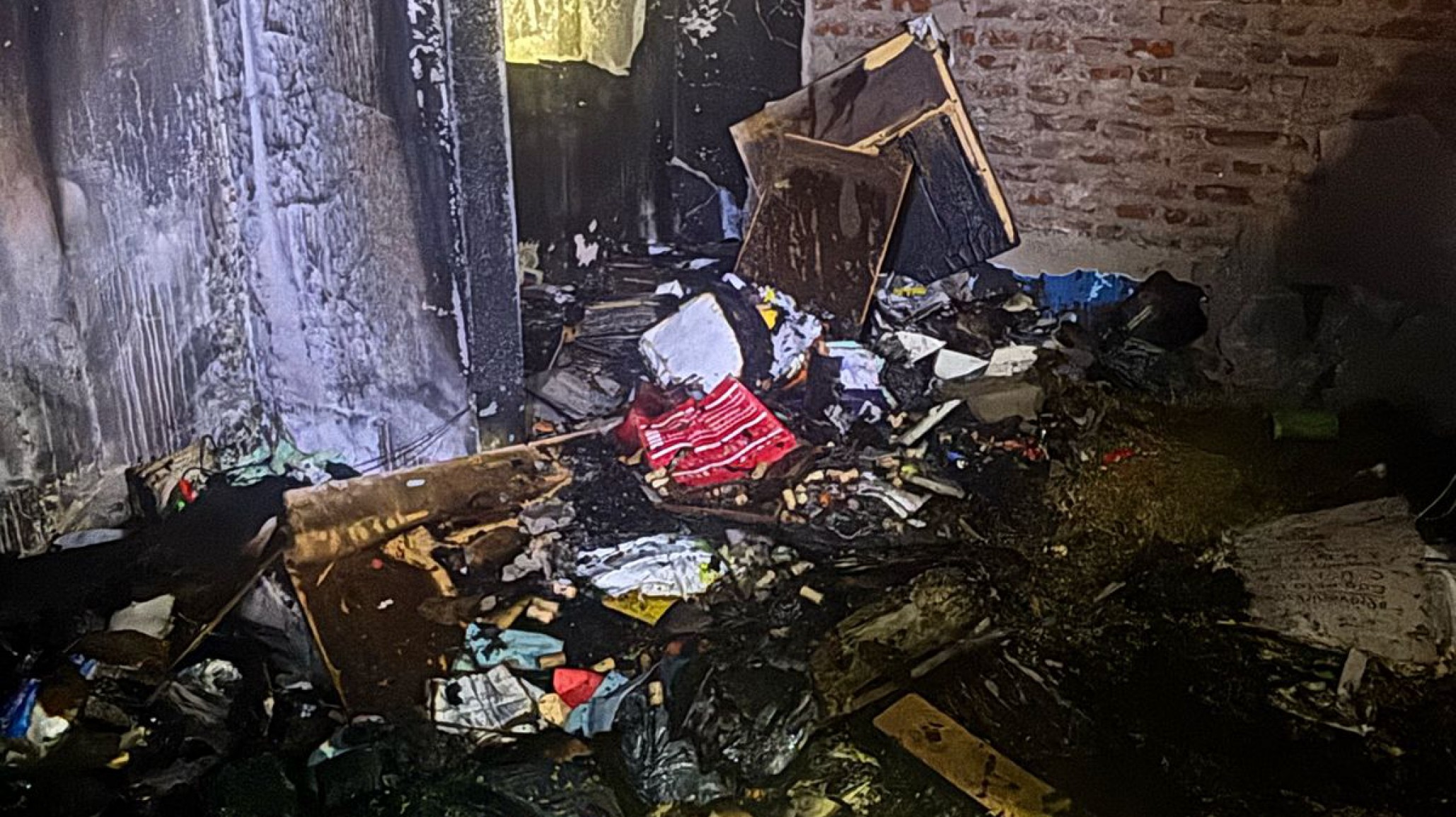 Incendio en Km. 8: un hombre perdió parte de su casa y cree que fue por una falla eléctrica