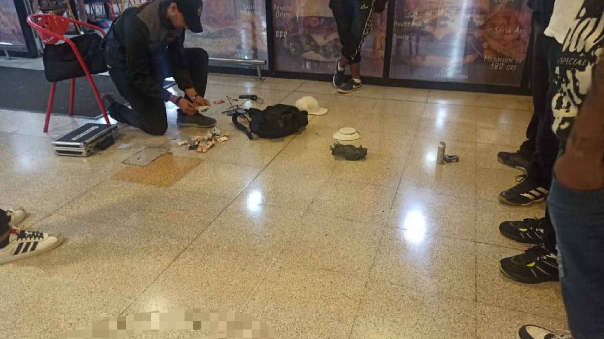 Consumían drogas en un patio de comidas y abandonaron una mochila con marihuana al ver a la policía
