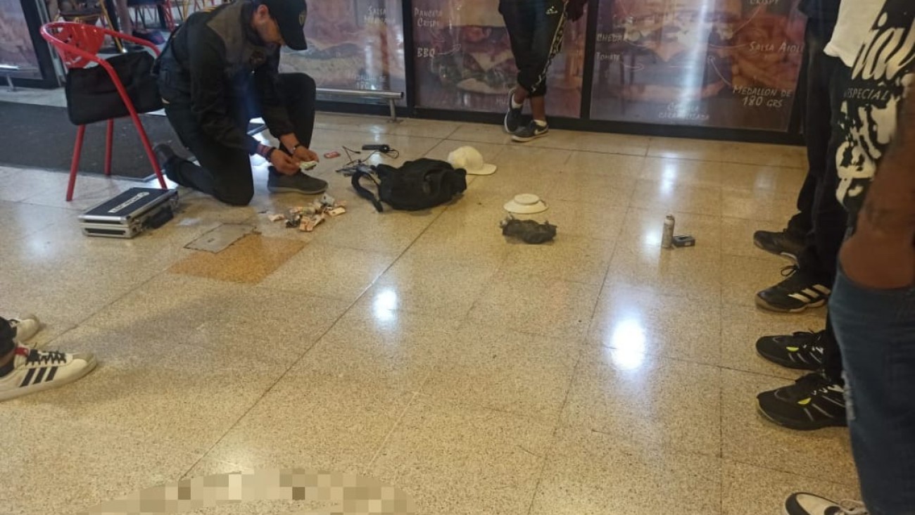Consumían drogas en un patio de comidas y abandonaron una mochila con marihuana al ver a la policía