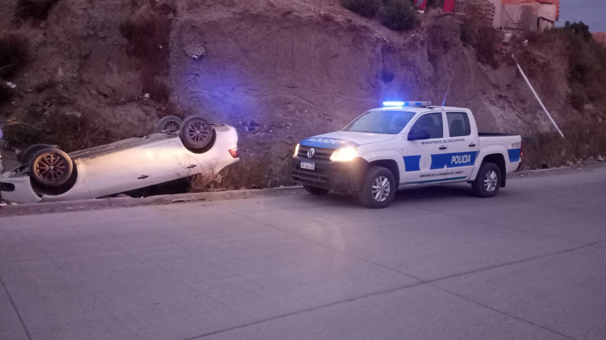 Un auto desbarrancó y quedó dado vuelta en Comodoro