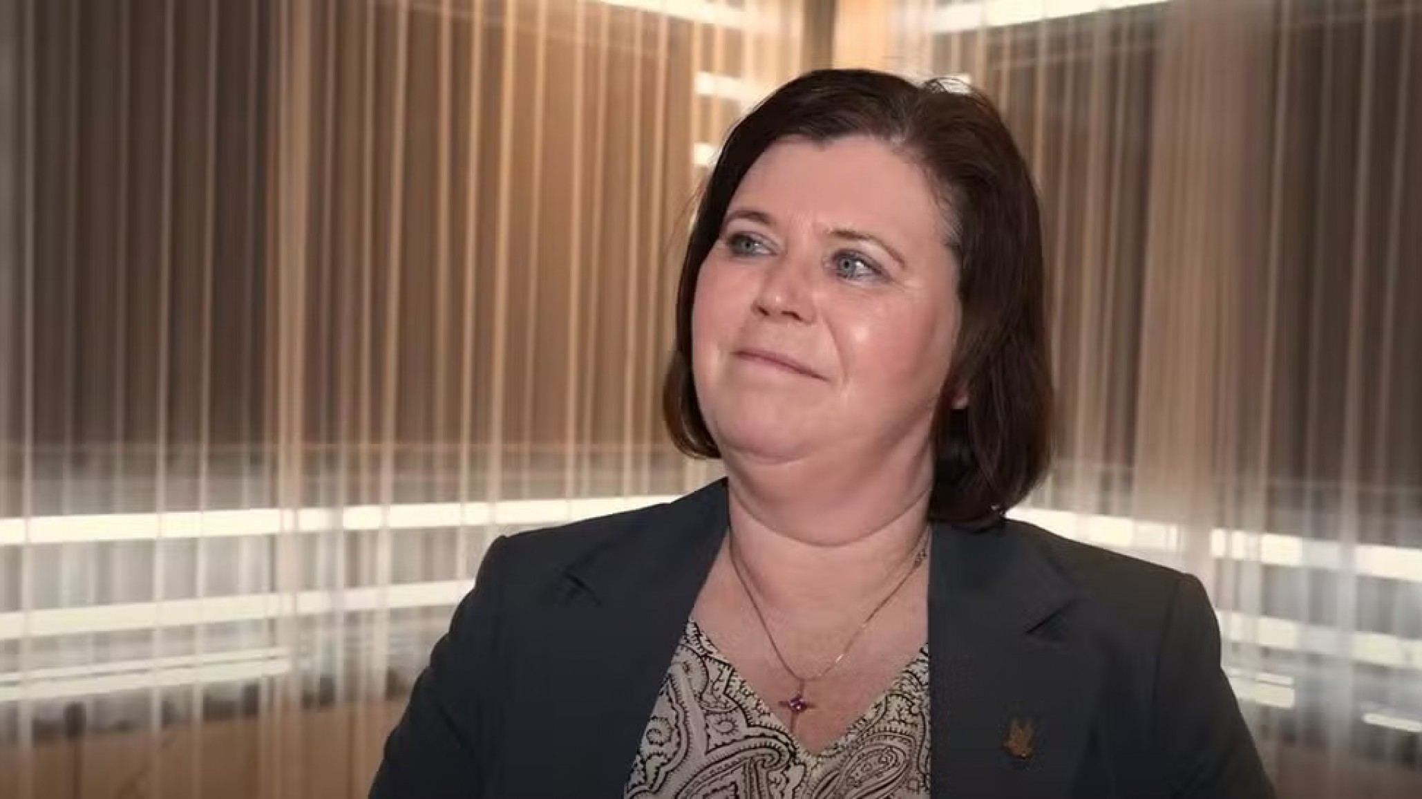 La Ministra de Educación de Islandia renunció tras revelarse que tuvo un hijo con un adolescente de 15 años