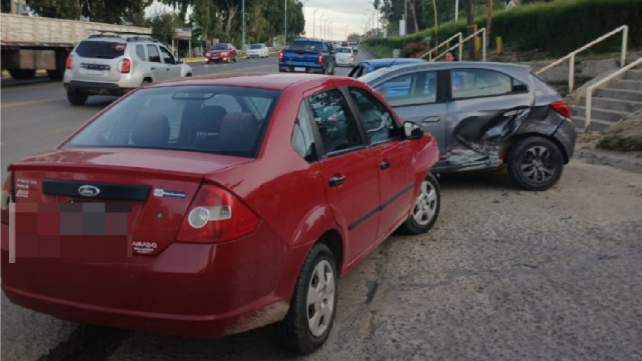 Ruta 3: Una camioneta esquivó un perro y un Fiesta terminó chocando un Onix