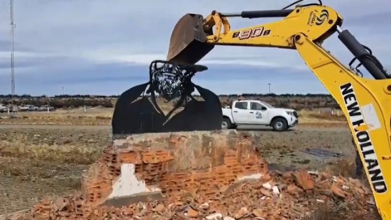 Marisa Mansilla tras la destrucción del monumento a Osvaldo Bayer: "Ver los restos entregados a la provincia me dolió muchísimo"