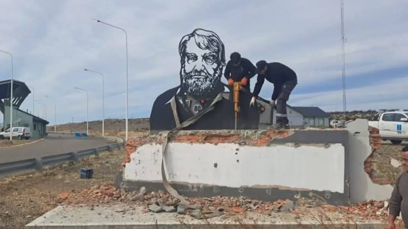 Adriel Ramos sobre la restauración del monumento a Osvaldo Bayer: "La encontramos mucho mejor de lo que esperábamos"