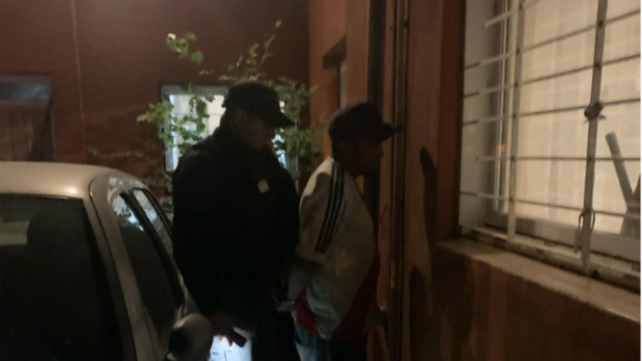 El vecino escuchó ruidos y atraparon a un ladrón en el techo de su casa