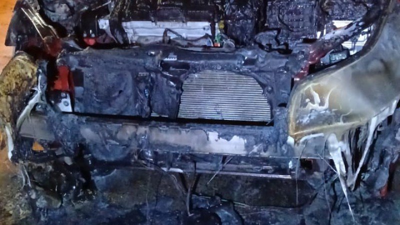 Se incendió un auto y sospechan que fue un ataque intencional