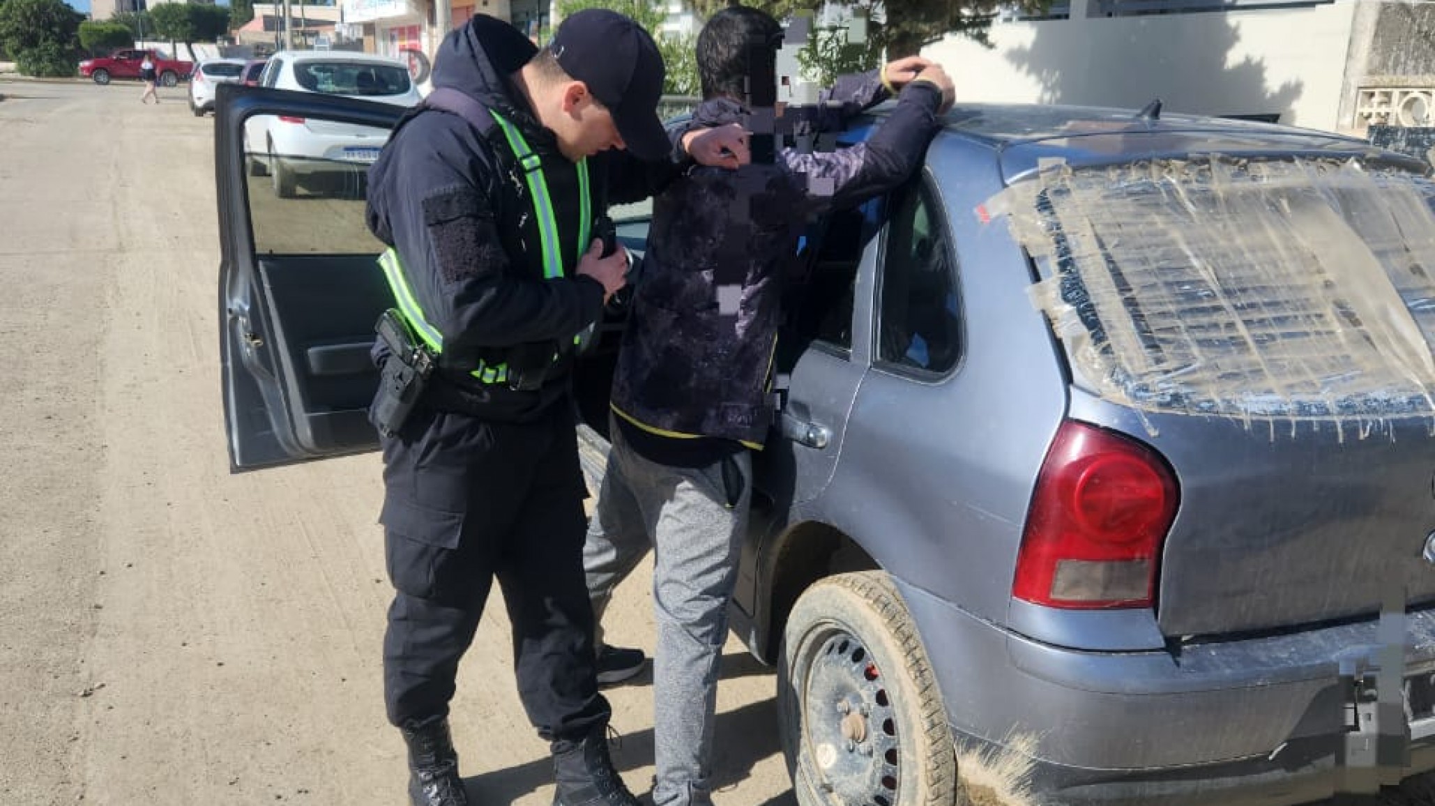 Lo pescaron con un handy que interfería cierres centralizados y frecuencias policiales