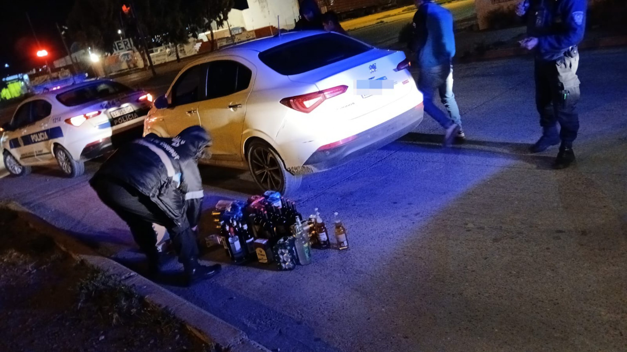 Venta ilegal de alcohol: dos jóvenes fueron sorprendidos con una gran cantidad de bebidas