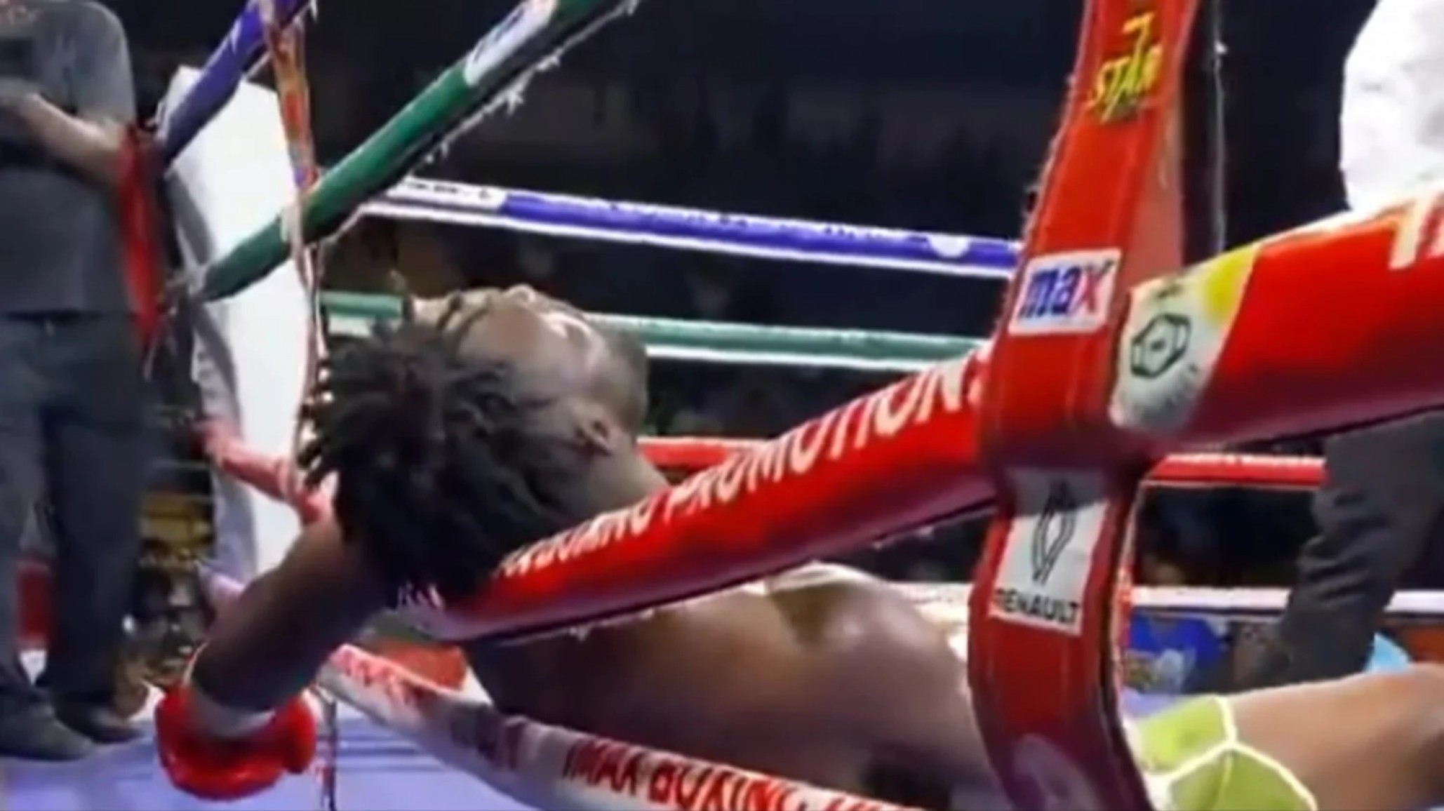 Un boxeador de 31 años se desvaneció en el tercer asalto y falleció