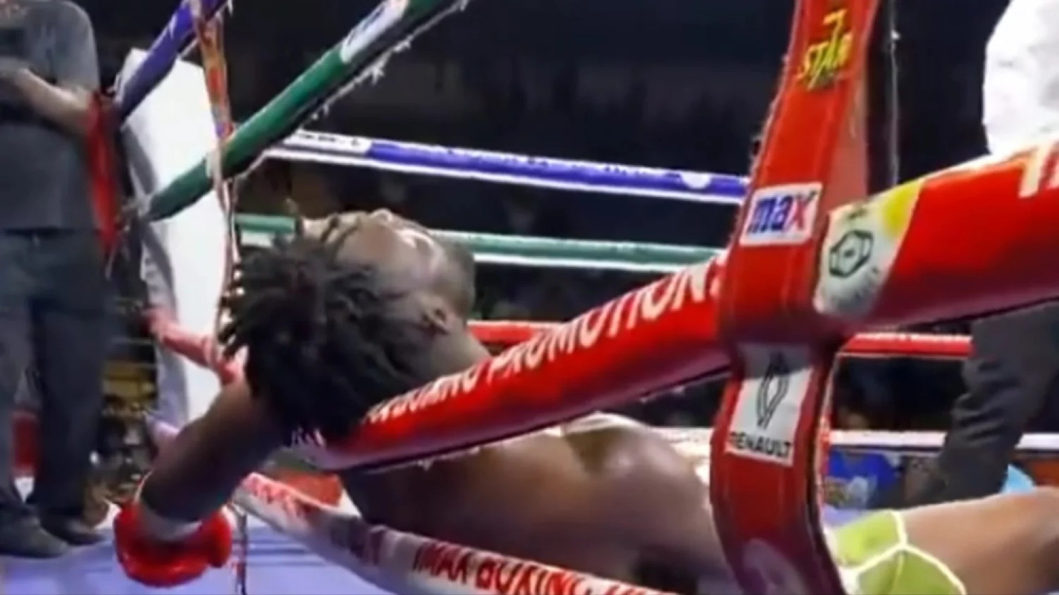 Un boxeador de 31 años se desvaneció en el tercer asalto y falleció