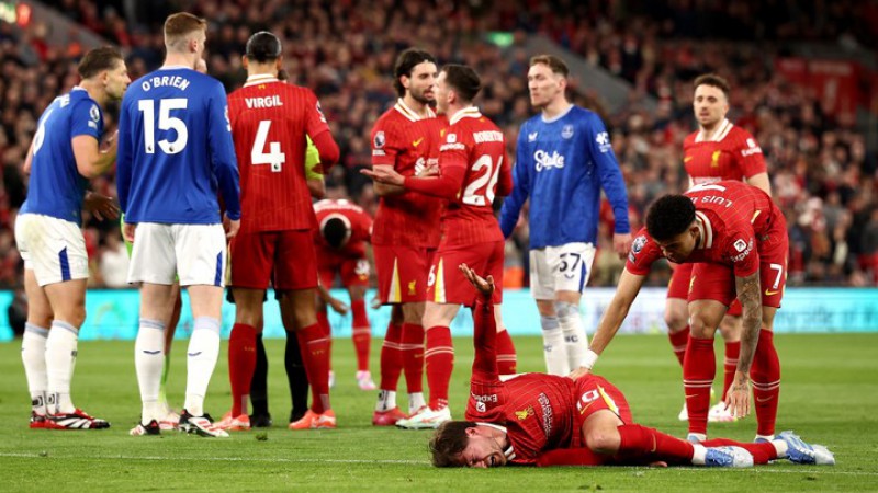 Video: Mac Allister sufrió una dura patada en el clásico entre Liverpool y Everton