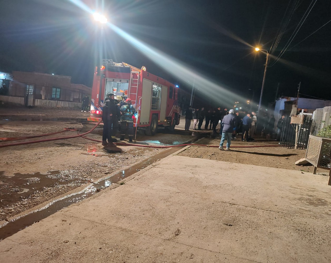 Explosión e incendio en una vivienda: un hombre resultó con quemaduras leves