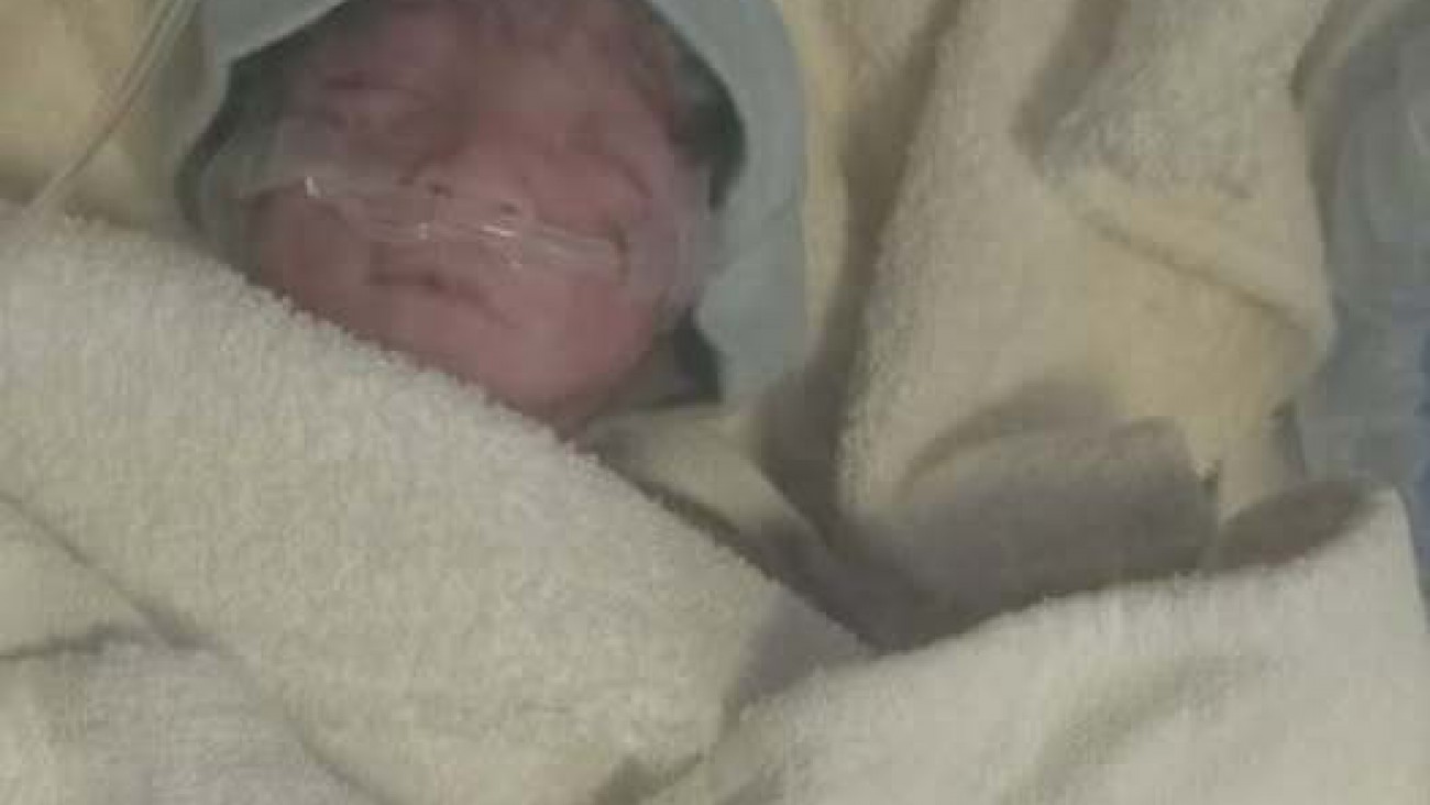 El bebé que había sido dado por muerto cumplió 11 días y sigue luchando por su vida