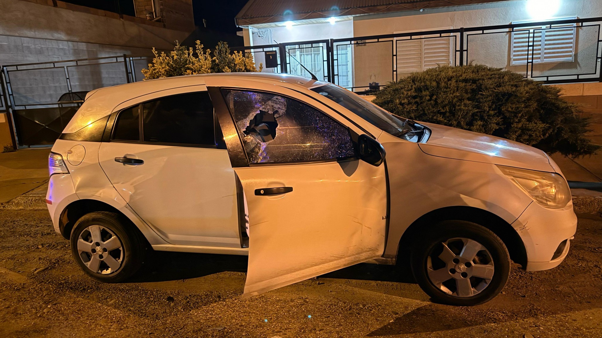 Vandalismo en Km.8: Un grupo de 30 jóvenes destrozó autos estacionados en la vía pública