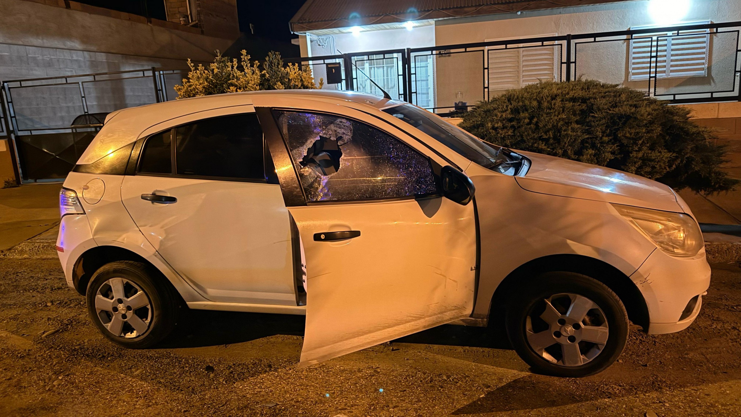 Vandalismo en Km.8: Un grupo de 30 jóvenes destrozó autos estacionados en la vía pública