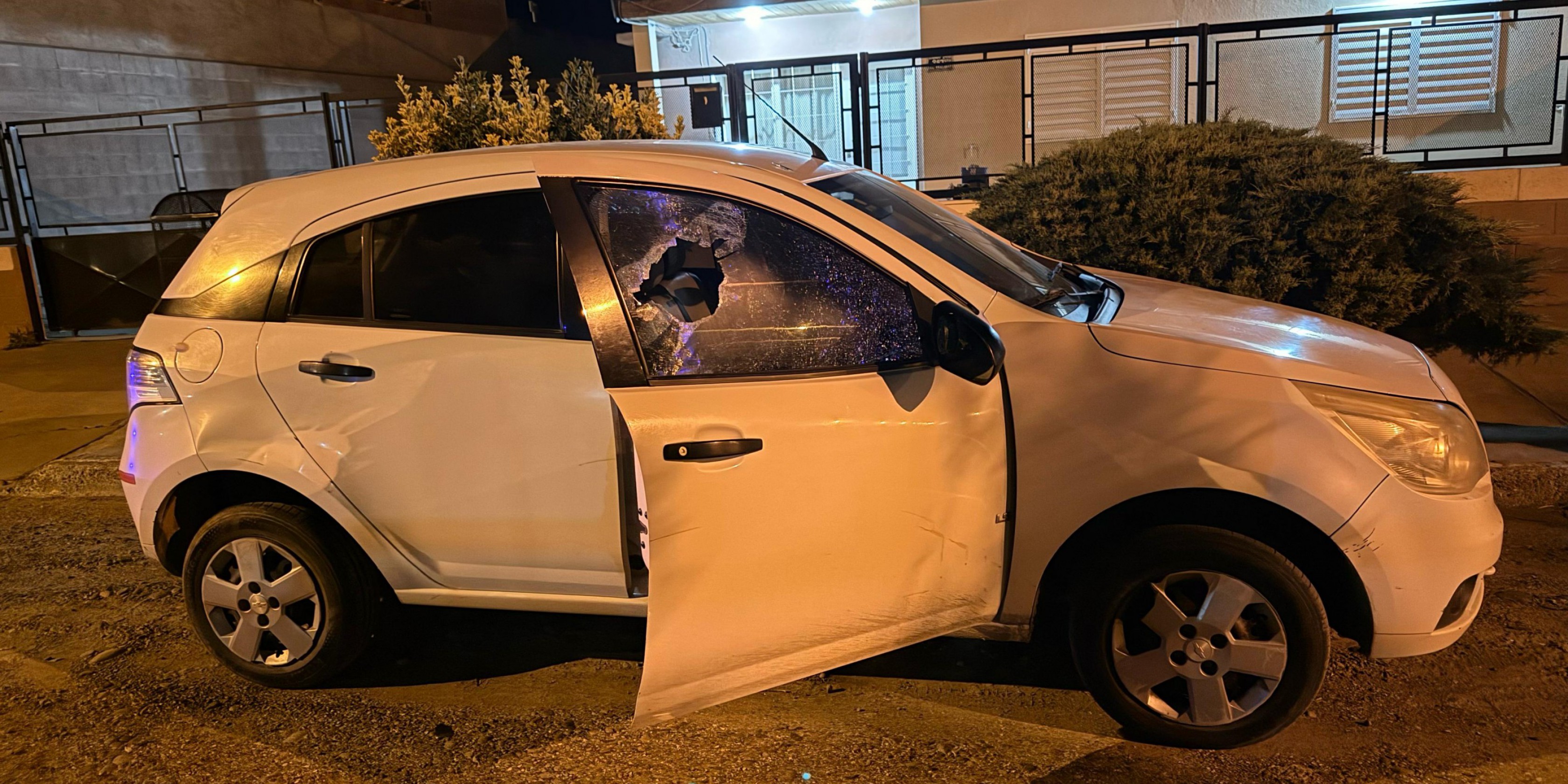 Vandalismo en Km.8: Un grupo de 30 jóvenes destrozó autos estacionados en la vía pública