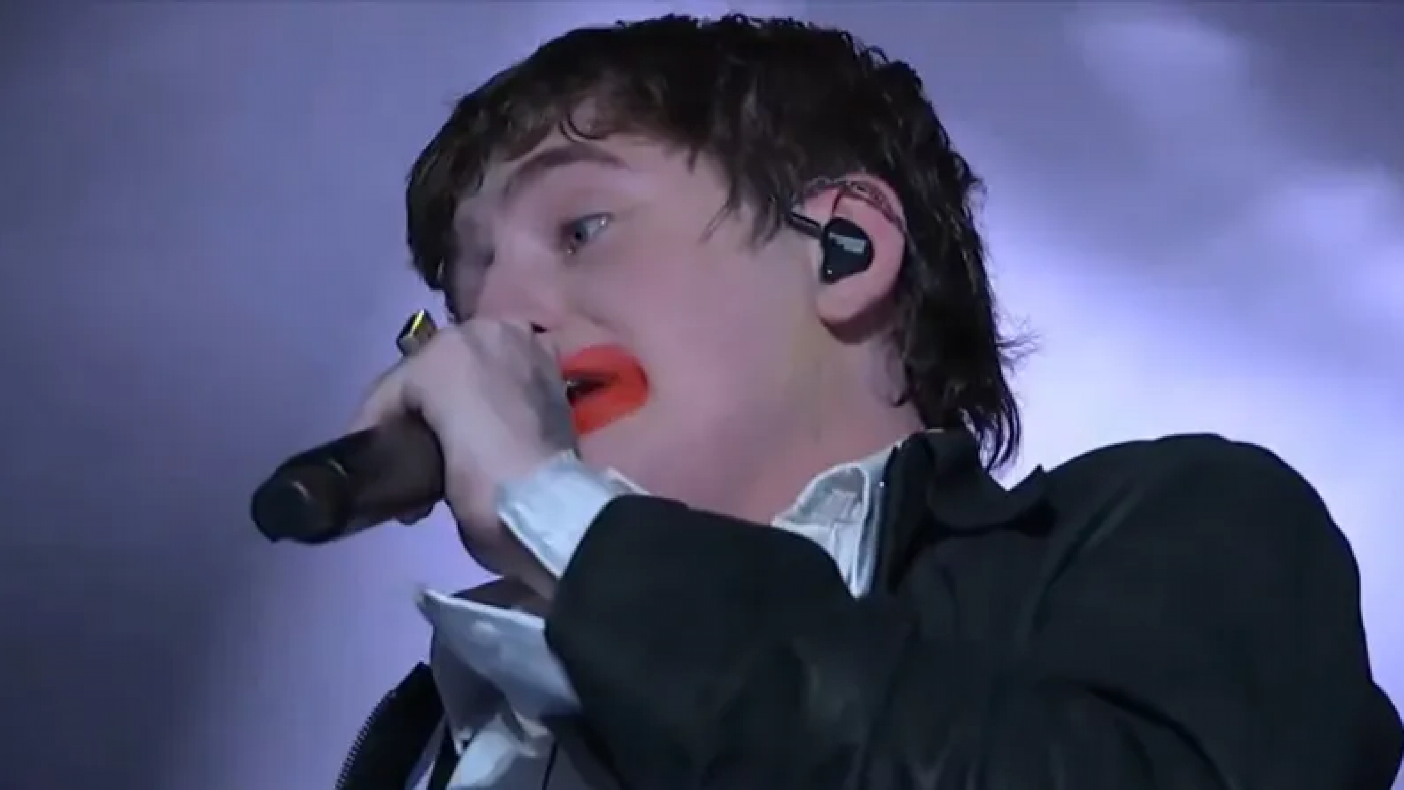 Dillom apuntó contra Milei durante su show en el Quilmes Rock