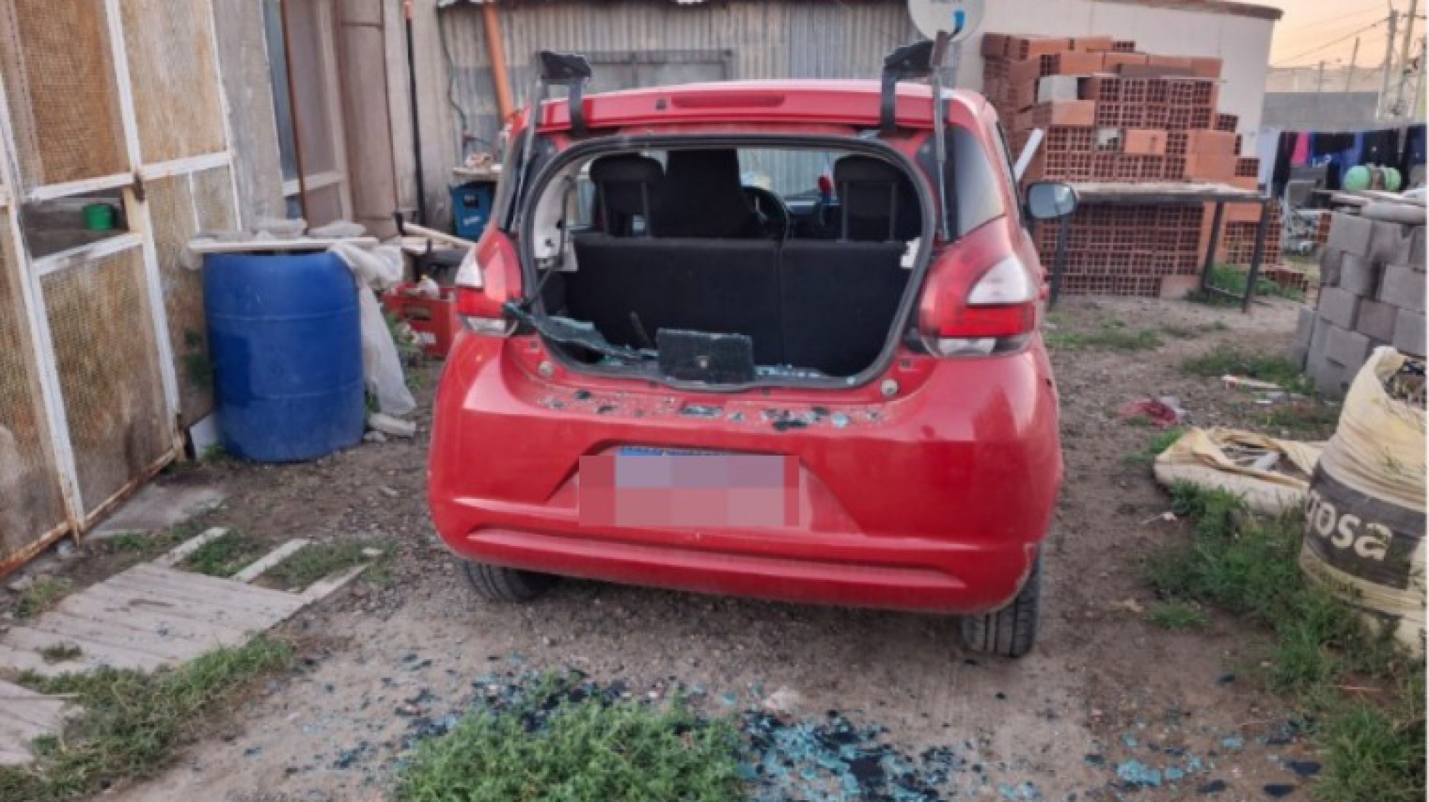 Detuvieron a un joven por romper la luneta de un auto