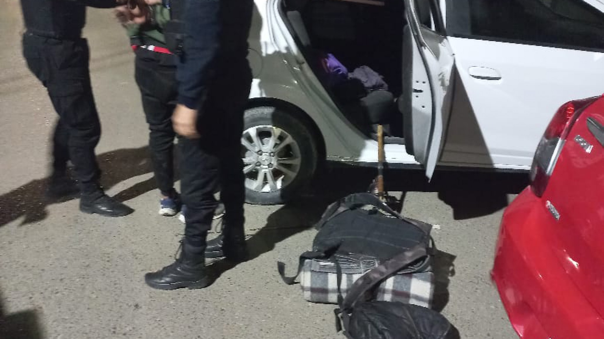 Un joven fue detenido tras romper el vidrio de un auto para robar