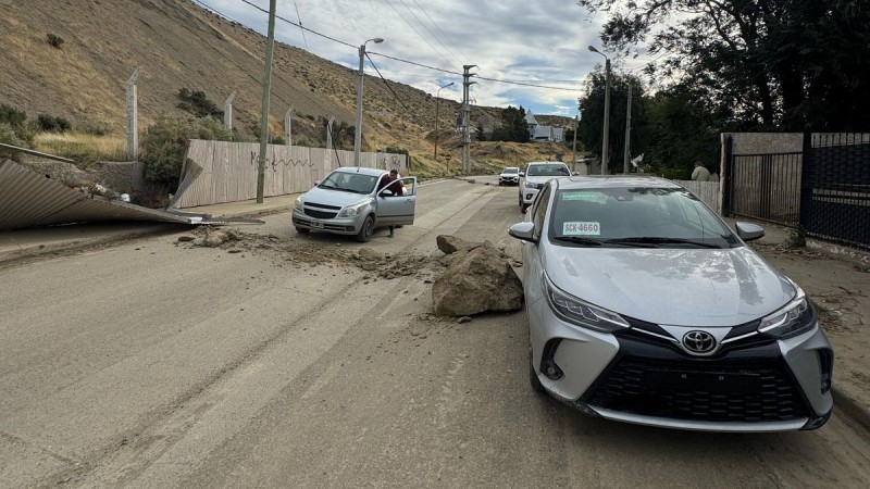 Peligro en Rada Tilly: se desprendieron rocas del cerro y tuvieron que tomar medidas