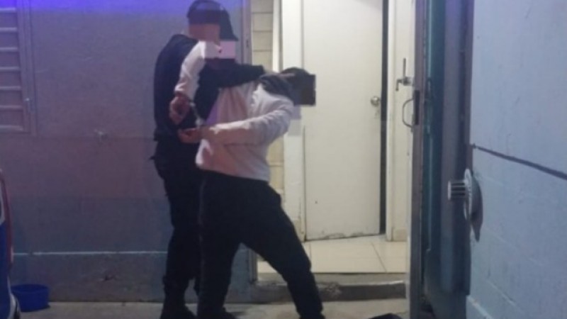 Fue a un almacén, pidió alimentos y se fugó sin pagar: lo atraparon en la puerta