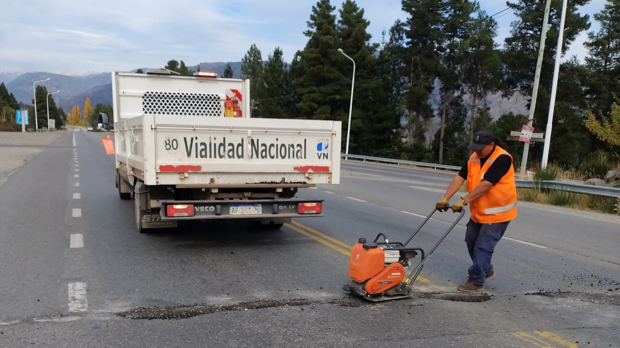 Trabajos de bacheo en Ruta 40 entre El Hoyo y Lago Puelo