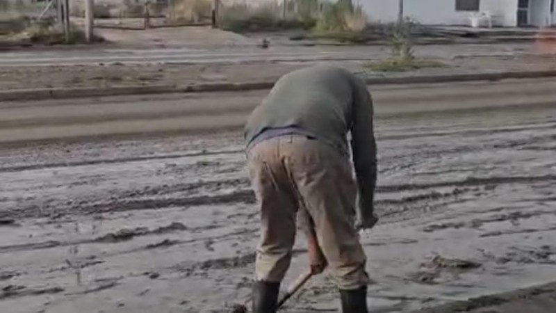 Comerciante de Juana Azurduy reclama por el desborde del canal Roca: "Estamos cansados y seguimos igual"