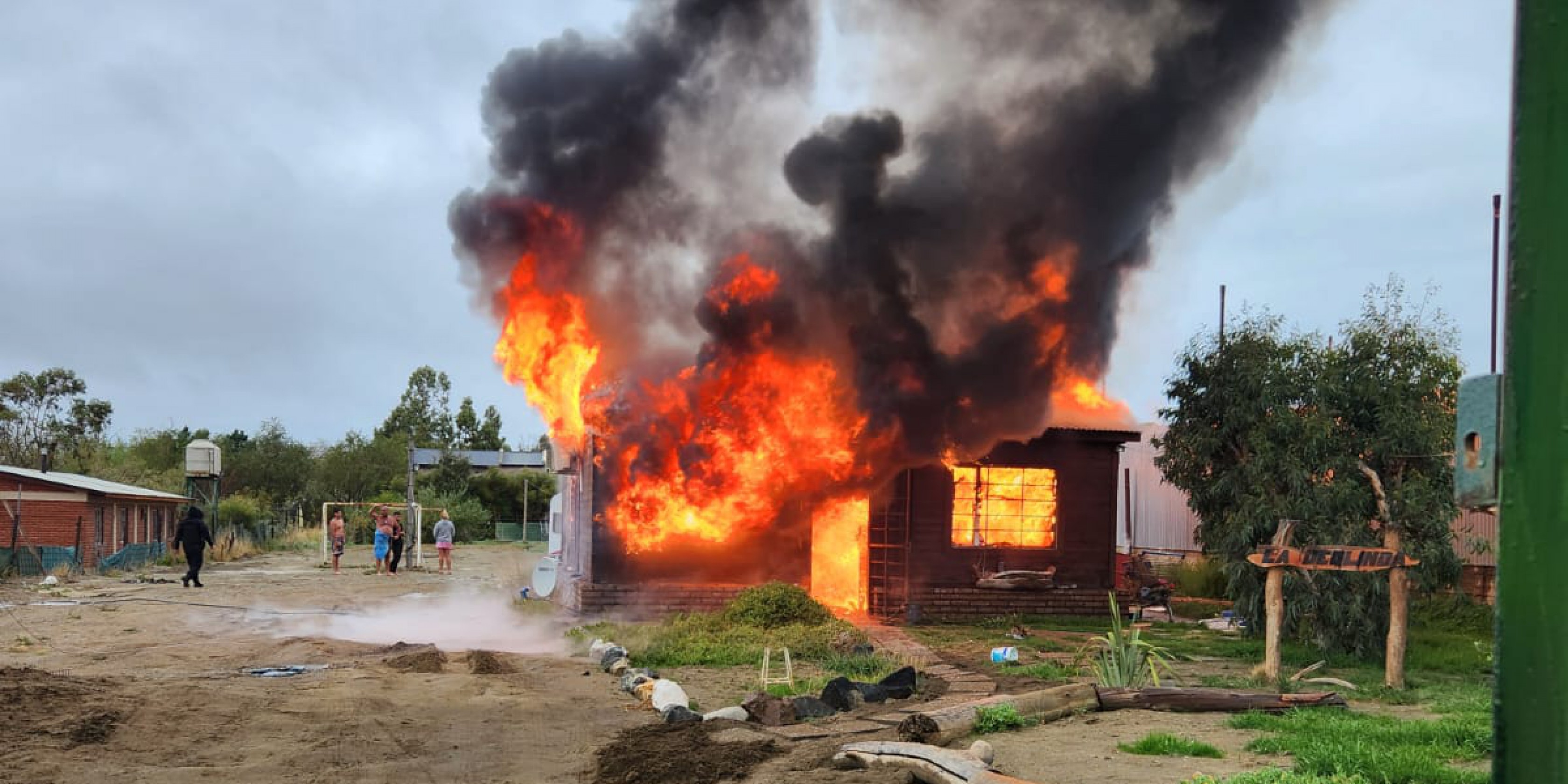 Grave incendio destruyó una vivienda en Cordón Forestal: dos personas resultaron heridas