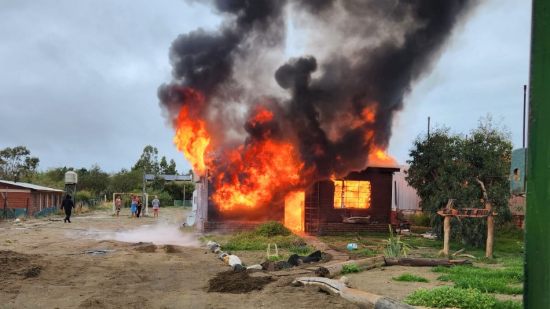 Grave incendio destruyó una vivienda en Cordón Forestal: dos personas resultaron heridas