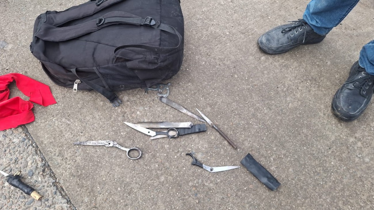Adolescentes de una escuela planearon una pelea con armas blancas: "cuando abrió la mochila retira 9 o 10 facas"