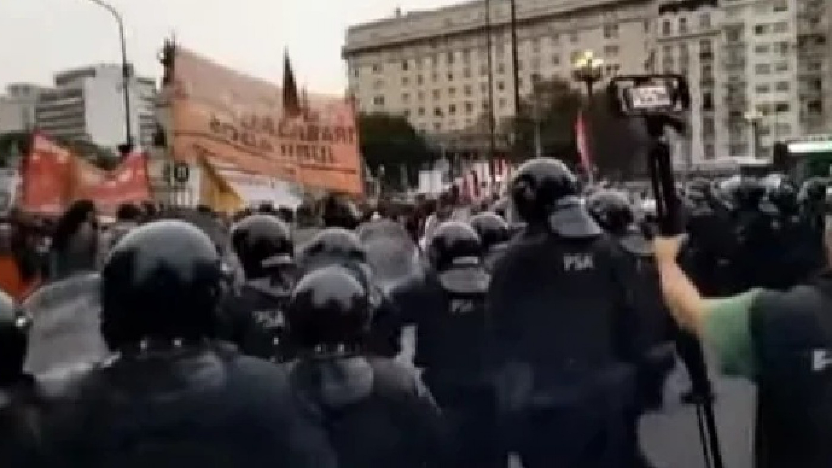 Reprimieron con gases lacrimógenos en la marcha de jubilados contra el ajuste de Milei