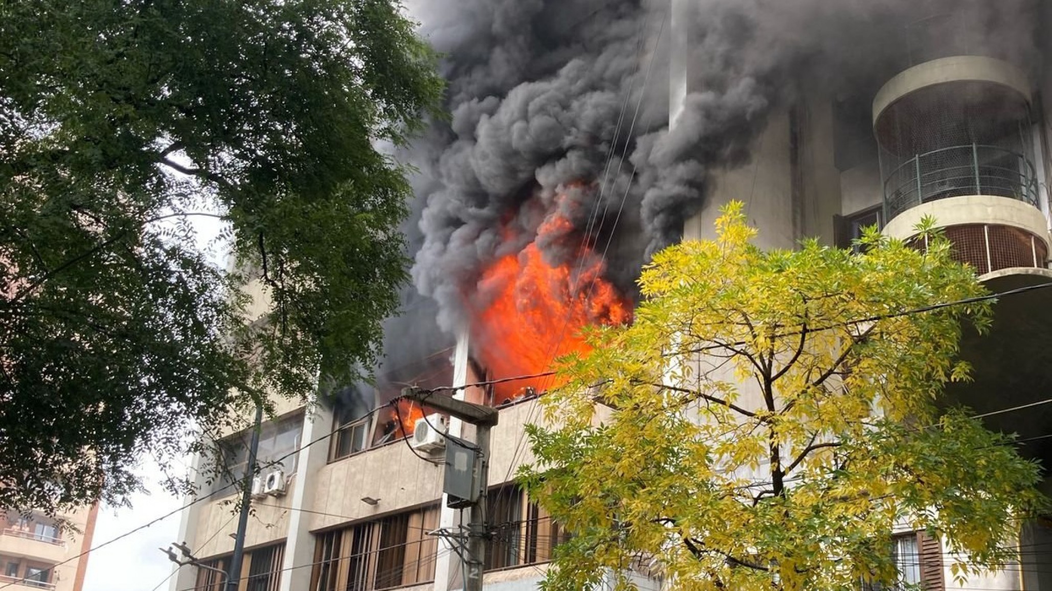 Grave incendio en la sede central de la obra social Apross en Córdoba
