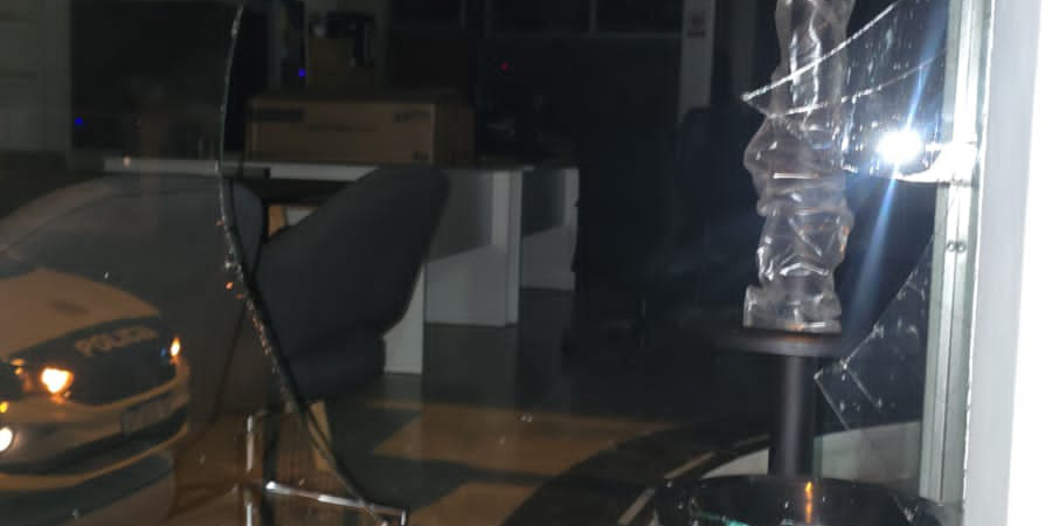 Destrozó un vidrio de un local comercial y fue detenido por la policía tras una persecución