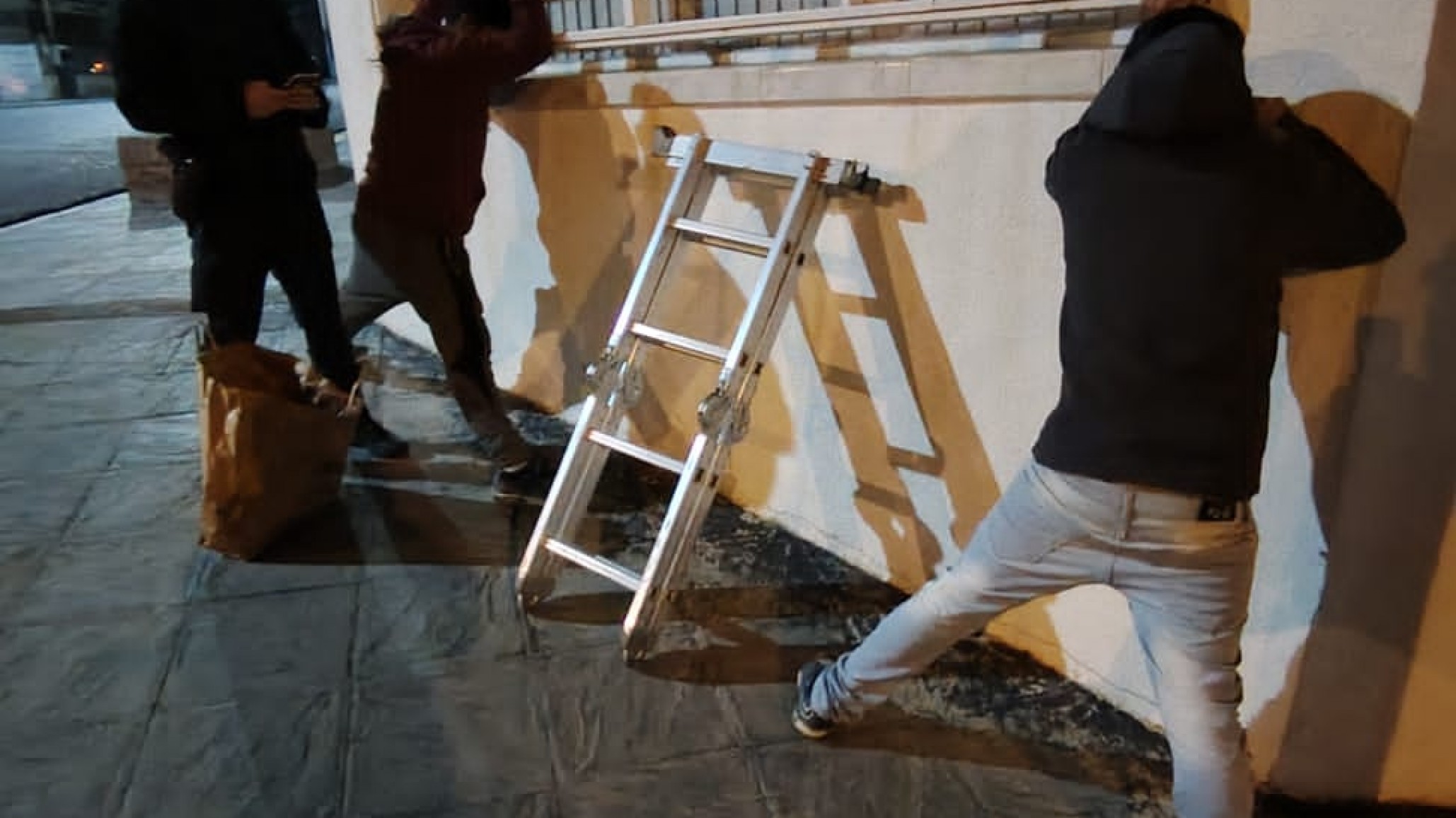 Dos hombres fueron detenidos tras intentar robar una escalera en un edificio céntrico