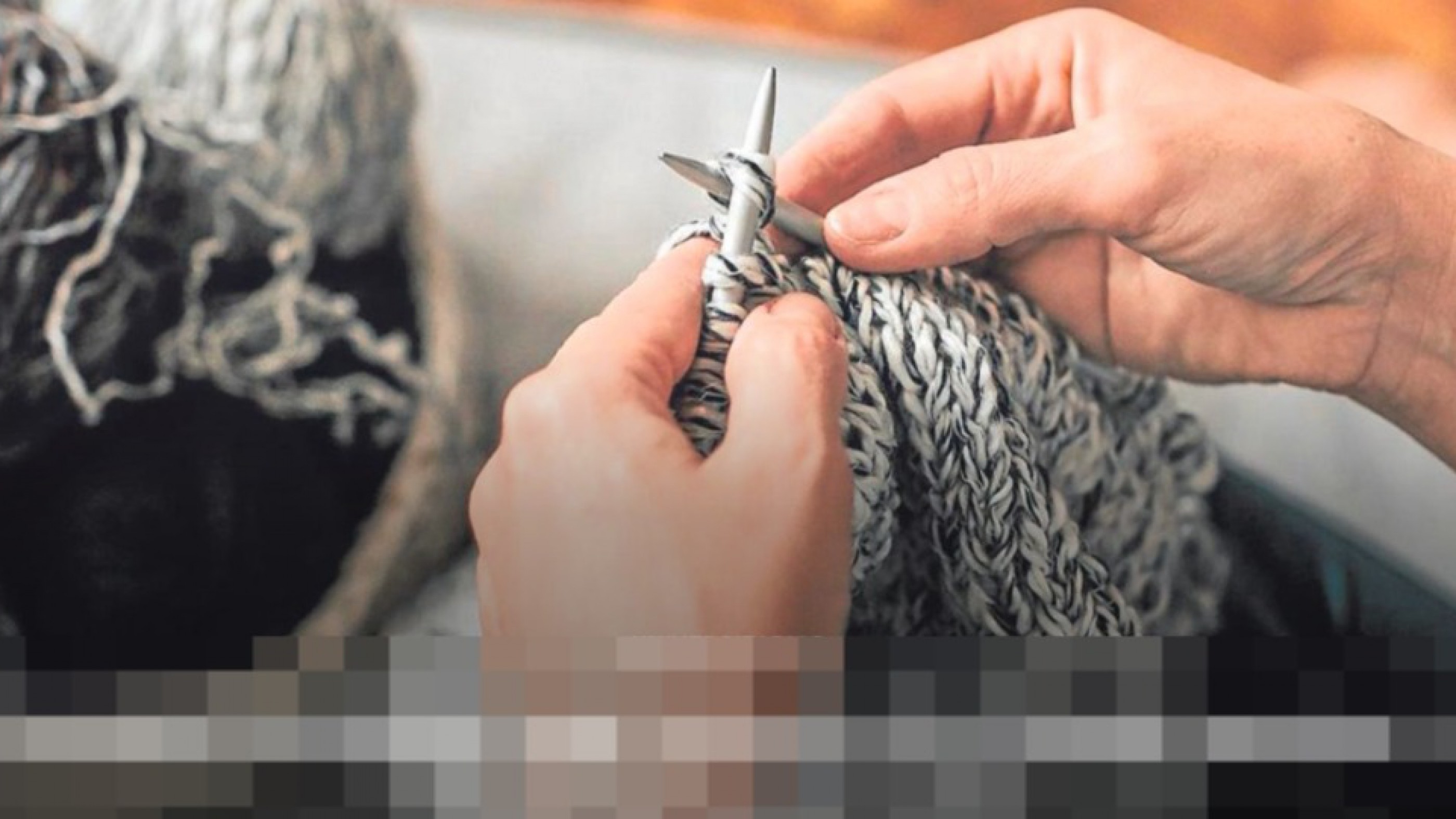 Colecta de lana y agujas para tejer en el Hospital de Día Oncológico del Regional