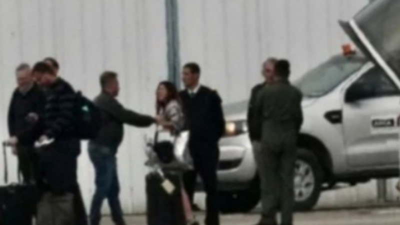 Polémica imagen en Aeroparque: Funcionarios de Milei y Macarena Jimena Rodríguez a la salida de Roma