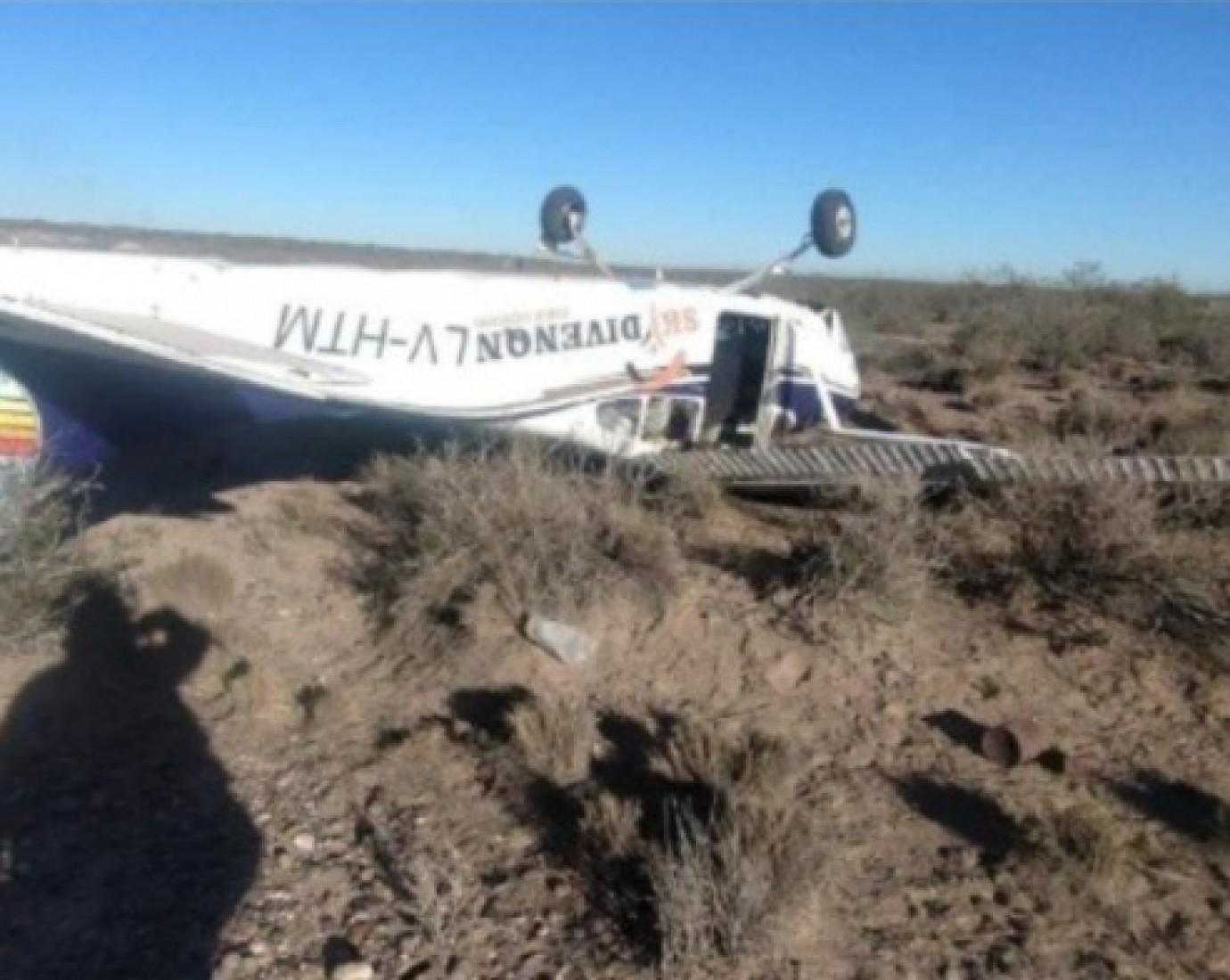 Tragedia en Allen: cayó un avión liviano y dejó un muerto y dos heridos