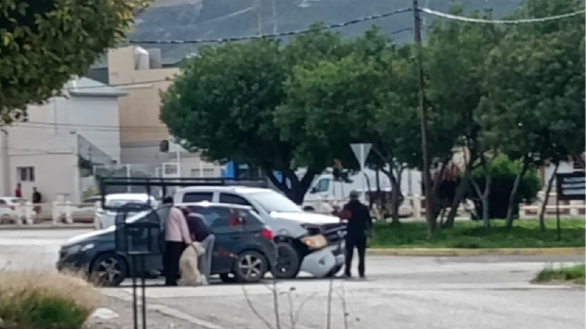 Choque entre una camioneta y un auto en La Razón y Roca: hay demoras en el tránsito