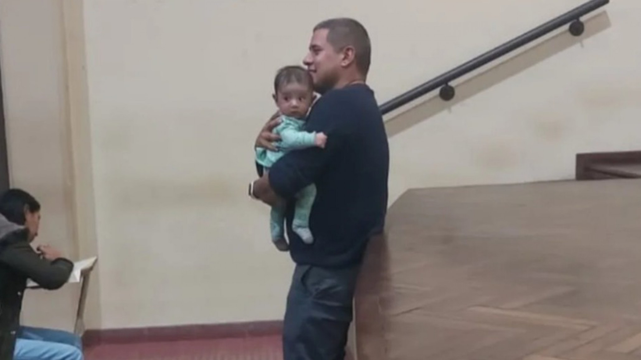 Un profesor universitario acunó al bebé de su alumna para que pudiera rendir un examen