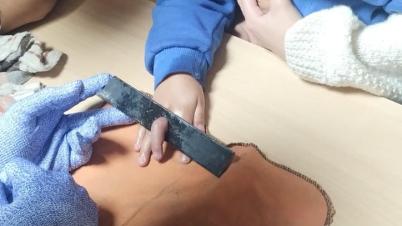 No sólo apagan incendios: Bomberos de Comodoro asistieron a un niño que quedó atrapado en una planchuela metálica