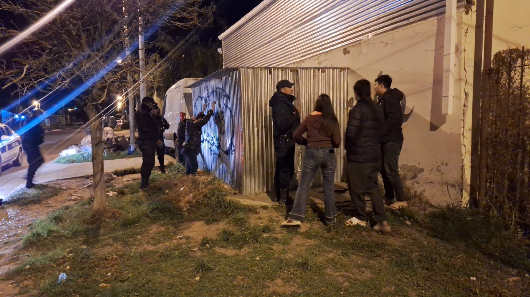 Dos jóvenes detenidos por intentar robar un supermercado