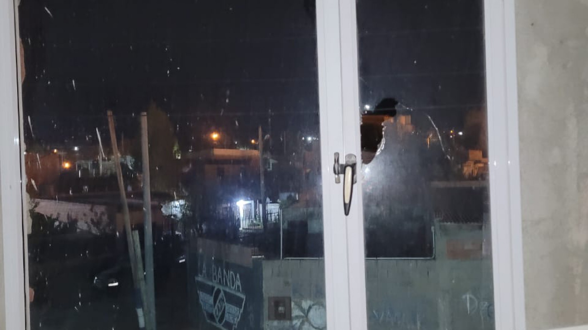 Un joven rompió una ventana y amenazó de muerte al dueño de la casa