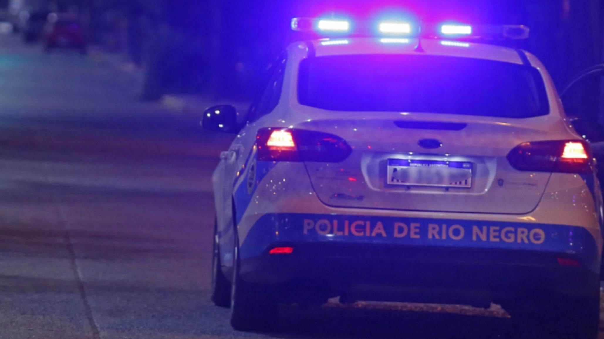 Una mujer intentó empujar a su hija a la ruta: ciclistas evitaron la tragedia