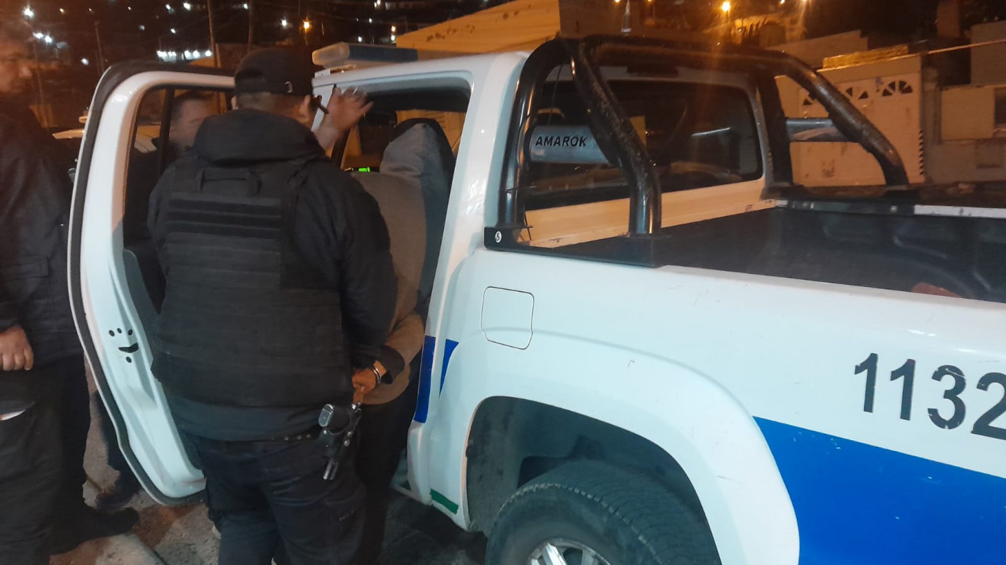 Lo encontraron en la madrugada dentro de un local y terminó detenido
