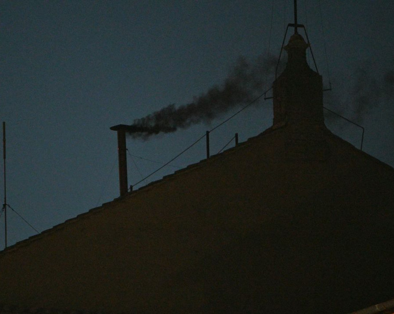 Fumata negra: los cardenales volverán a votar este jueves