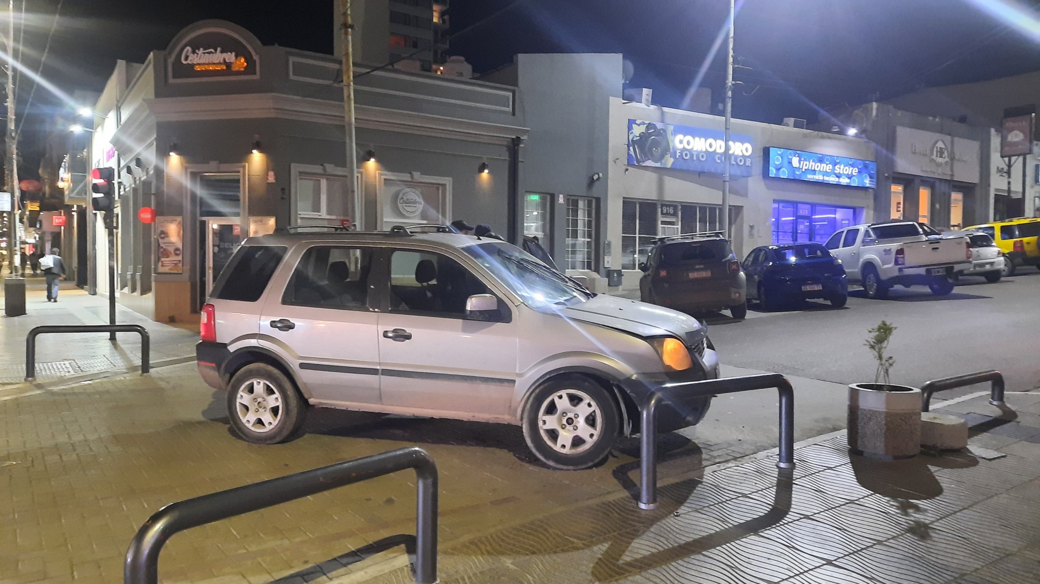 Conducía borracho y chocó contra las barandas del paseo de compras